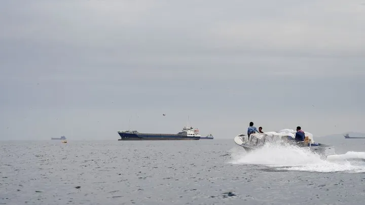 Bloqueo de EE.UU. a puertos iraníes provoca críticas, aunque buques aún pasan por estrecho de Ormuz