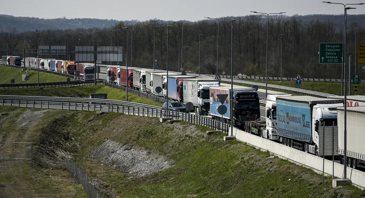 Црногорските превозници почнаа блокада на товарниот сообраќај на граничните премини