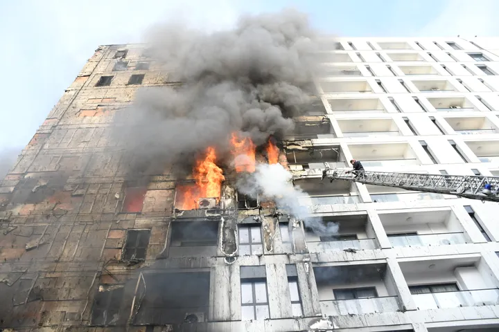 Përfshihet nga flakët një pallat në Tiranë, evakuohen banorët