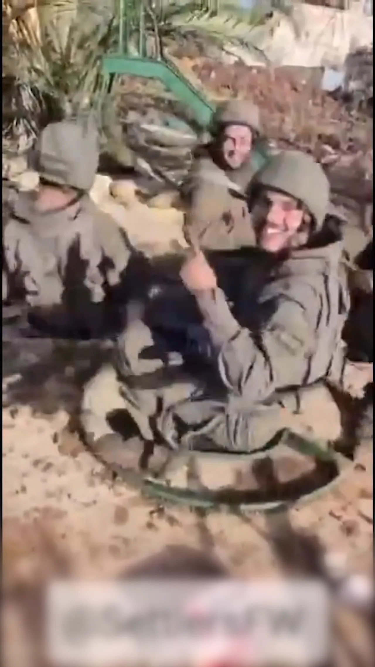 Tentara Israel bermain di taman anak-anak setelah menggusur penduduk