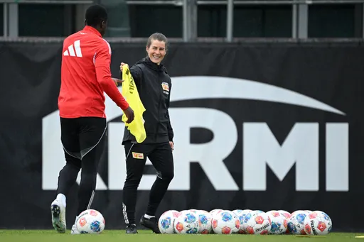 Vor historischem Debüt: FIFA gratuliert erster Bundesliga-Cheftrainerin Eta