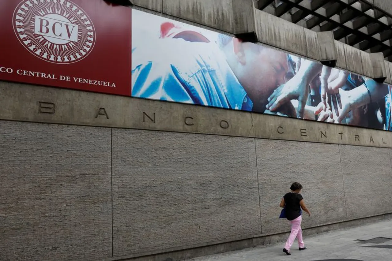 EE.UU. levanta sanciones a cuatro bancos de Venezuela, incluido el central, en nuevo acercamiento