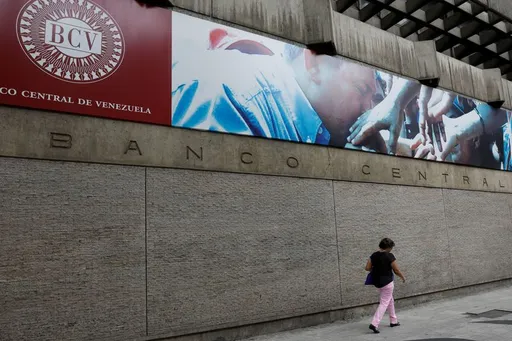 EE.UU. levanta sanciones a cuatro bancos de Venezuela, incluido el central, en nuevo acercamiento