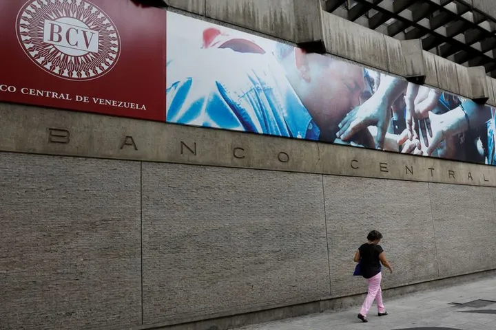 EE.UU. levanta sanciones a cuatro bancos de Venezuela, incluido el central, en nuevo acercamiento