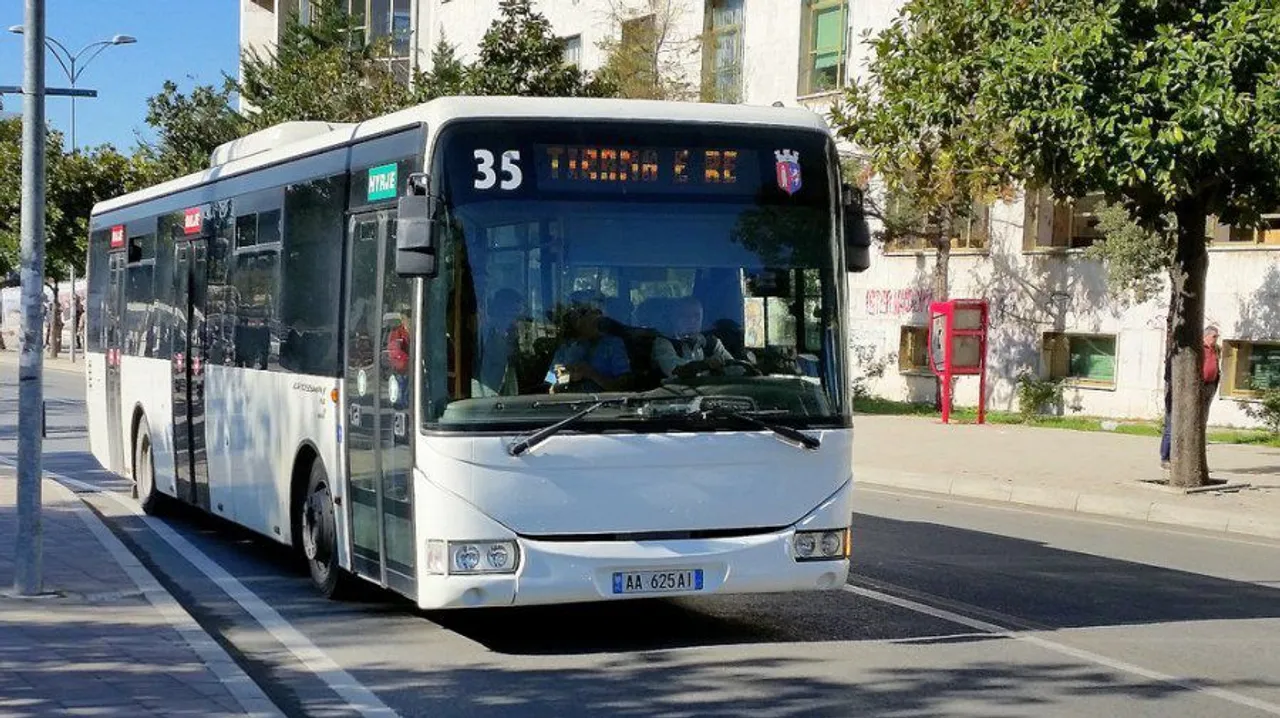 Transporti publik në Shqipëri do të reduktohet me 40 për qind pas rritjes së çmimeve të karburantit