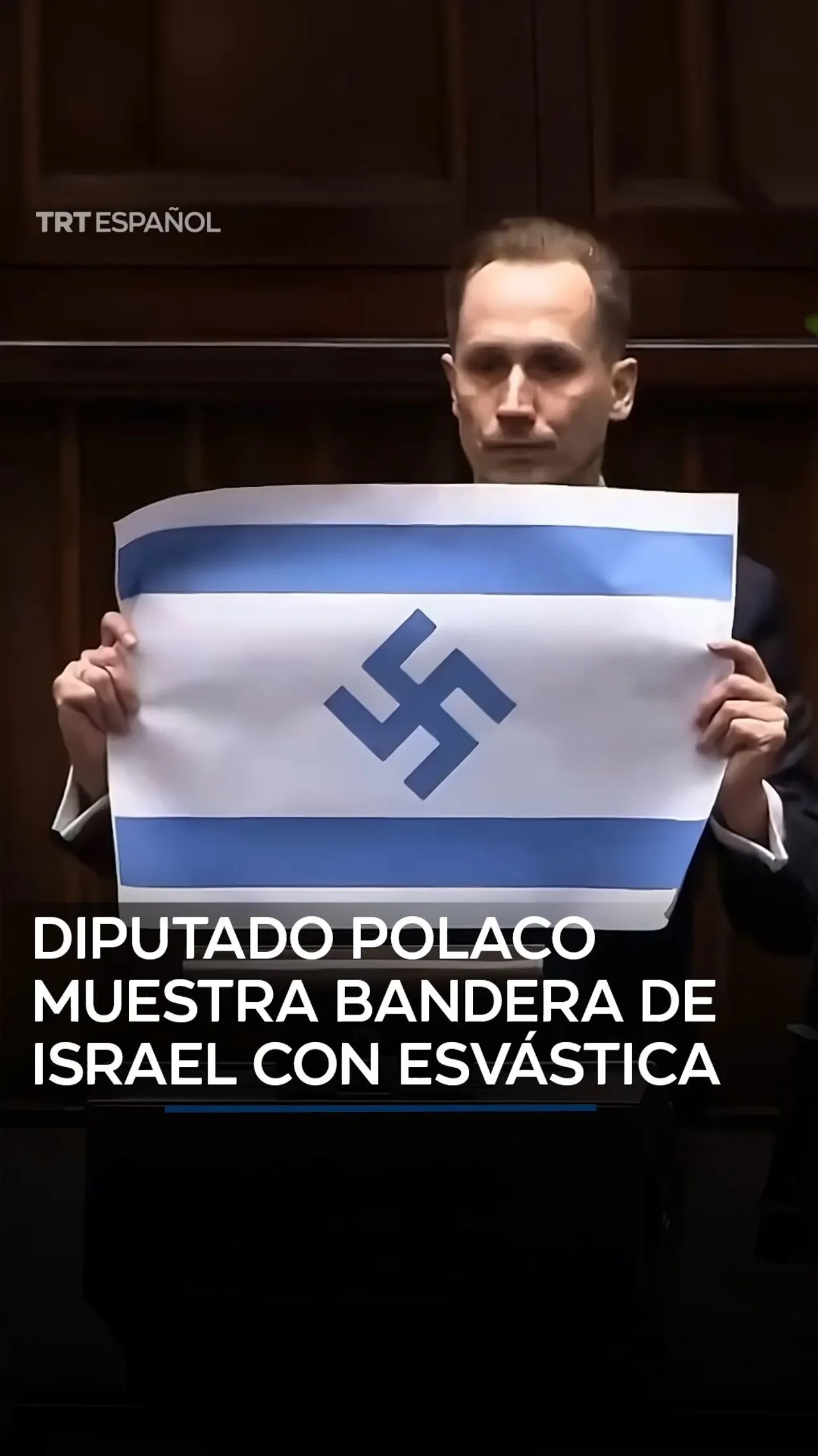 Diputado polaco muestra bandera de Israel con esvástica