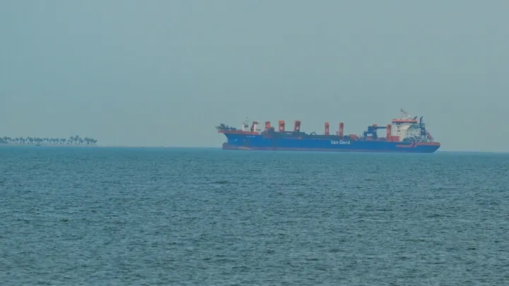 Neki brodovi mijenjaju kurs iz Omanskog zaljeva uprkos nastavku saobraćaja kroz Hormuški moreuz