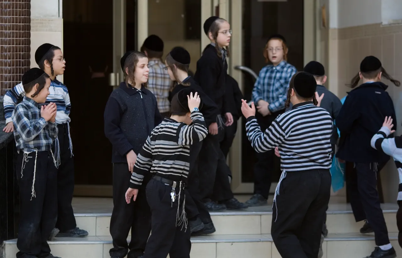 הכנסת אישרה תוספת מימון לבתי ספר חרדיים: הדיון על תוכנית הליבה וההליך המשפטי מתעצם