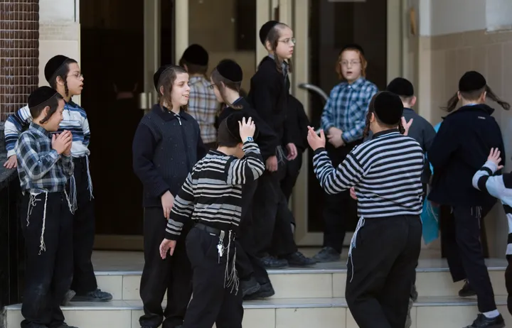 הכנסת אישרה תוספת מימון לבתי ספר חרדיים: הדיון על תוכנית הליבה וההליך המשפטי מתעצם