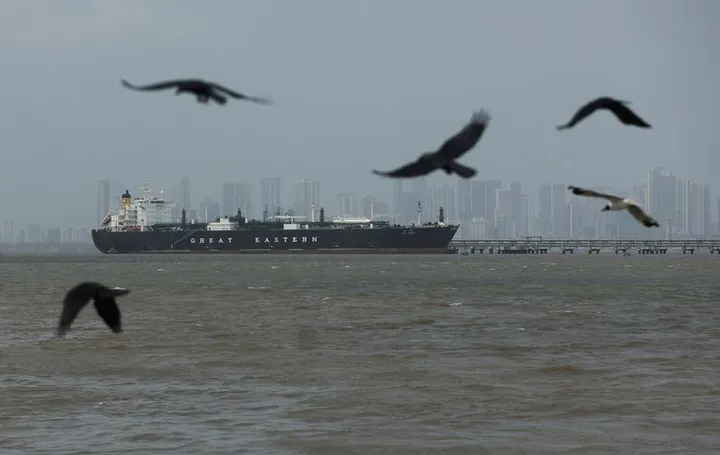 Irán declara Ormuz “totalmente abierto” a buques comerciales durante el alto el fuego