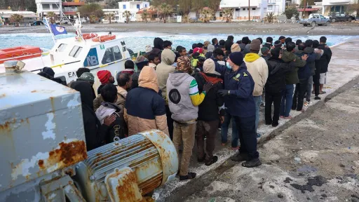 پلیس یونان شماری از مهاجران را برای بازگرداندن دیگر مهاجران به مرز ترکیه به‌کار گرفته است