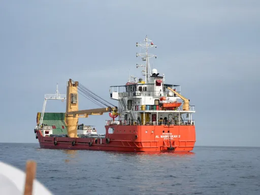 25 navios atravessam o Estreito de Ormuz enquanto o tráfego continua apesar do bloqueio dos EUA