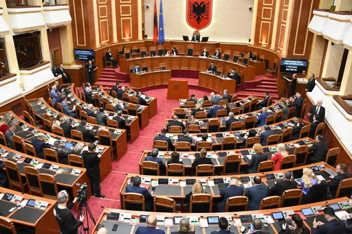 Kuvendi i Shqipërisë mblidhet në seancë plenare, shtyhet interpelanca me ministrin e Mbrojtjes