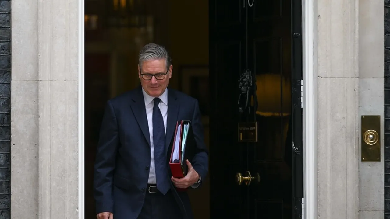 Стармер ги повика лидерите на социјалните мрежи да се залагаат за поголема безбедност на децата