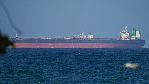 Anijet e lidhura me Iranin ndjekin një rrugë të re drejt Gjirit  trafiku në Hormuz ngadalësohet