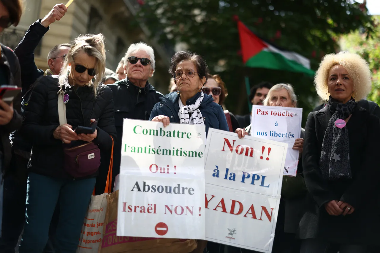 France: les députés macronistes retirent la proposition de loi Yadan
