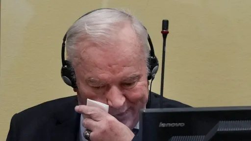 “Bosniya qatıyle” Ratko Mladić ğomerlek törmä cäzasın ütägändä insul’t kiçergän