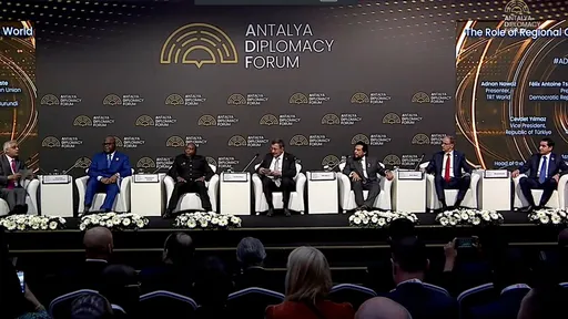 Premijer Srbije u Antaliji potvrdio opredijeljenost Srbije za EU put i neutralnost