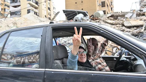 Desetine hiljada raseljenih Libanaca vraćaju se na jug i u južna predgrađa Bejruta nakon primirja