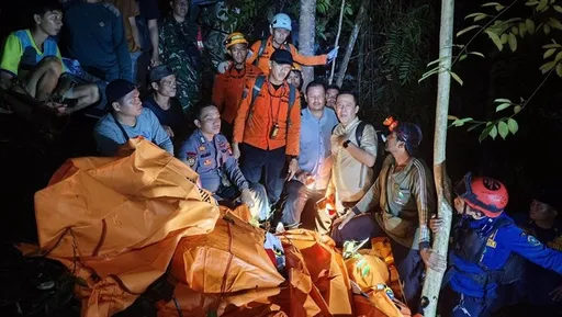 Delapan orang dinyatakan tewas akibat helikopter PK-CDX jatuh di Kalimantan Barat