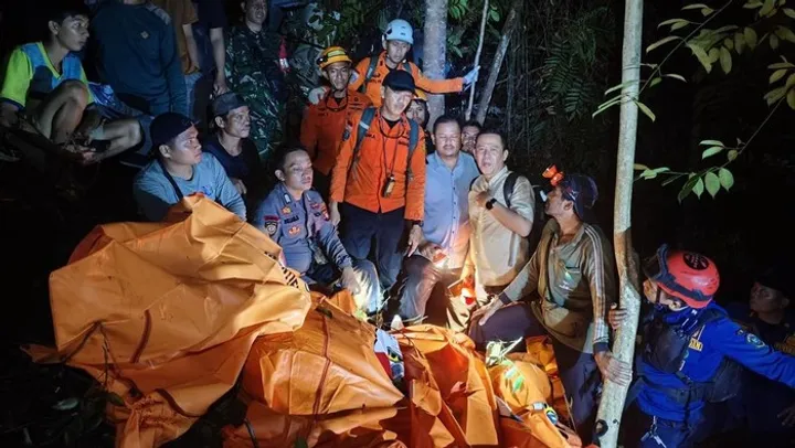 Delapan orang dinyatakan tewas akibat helikopter PK-CDX jatuh di Kalimantan Barat