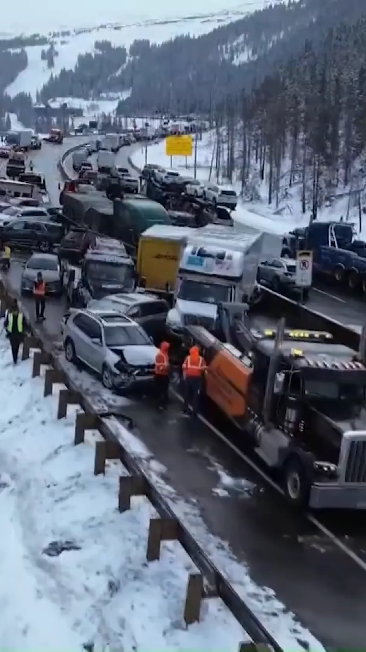 Lebih dari 75 kendaraan tabrakan beruntun di Colorado