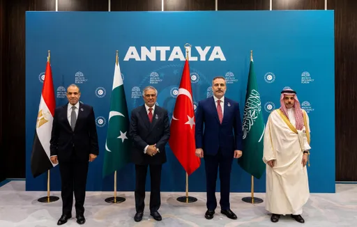 فىدان مىسىر، پاكىستان ۋە سەئۇدى ئەرەبىستاننىڭ مىنىستىرلىرى بىلەن كۆرۈشتى