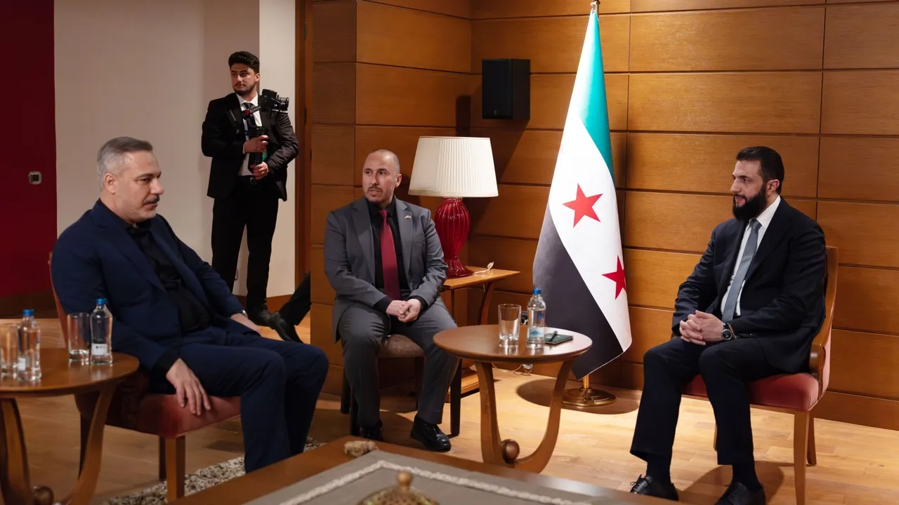 Fidan reúne-se com o Presidente da Síria, Ahmed al-Sharaa, antes do Fórum de Diplomacia de Antália