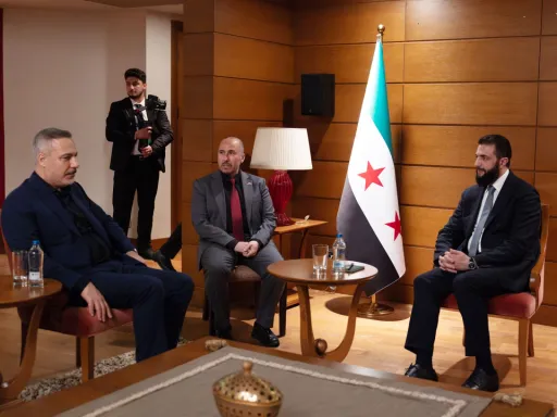 Fidan reúne-se com o Presidente da Síria, Ahmed al-Sharaa, antes do Fórum de Diplomacia de Antália