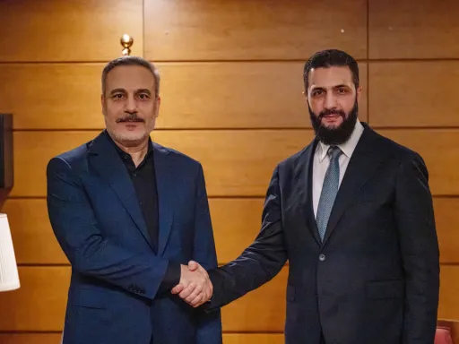 Ministri i Jashtëm turk takohet me presidentin sirian në Antalie