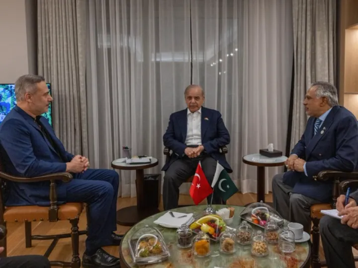 Ministro turco Fidan reuniu-se com Primeiro-ministro do Paquistão, Shehbaz Sharif, em Antália