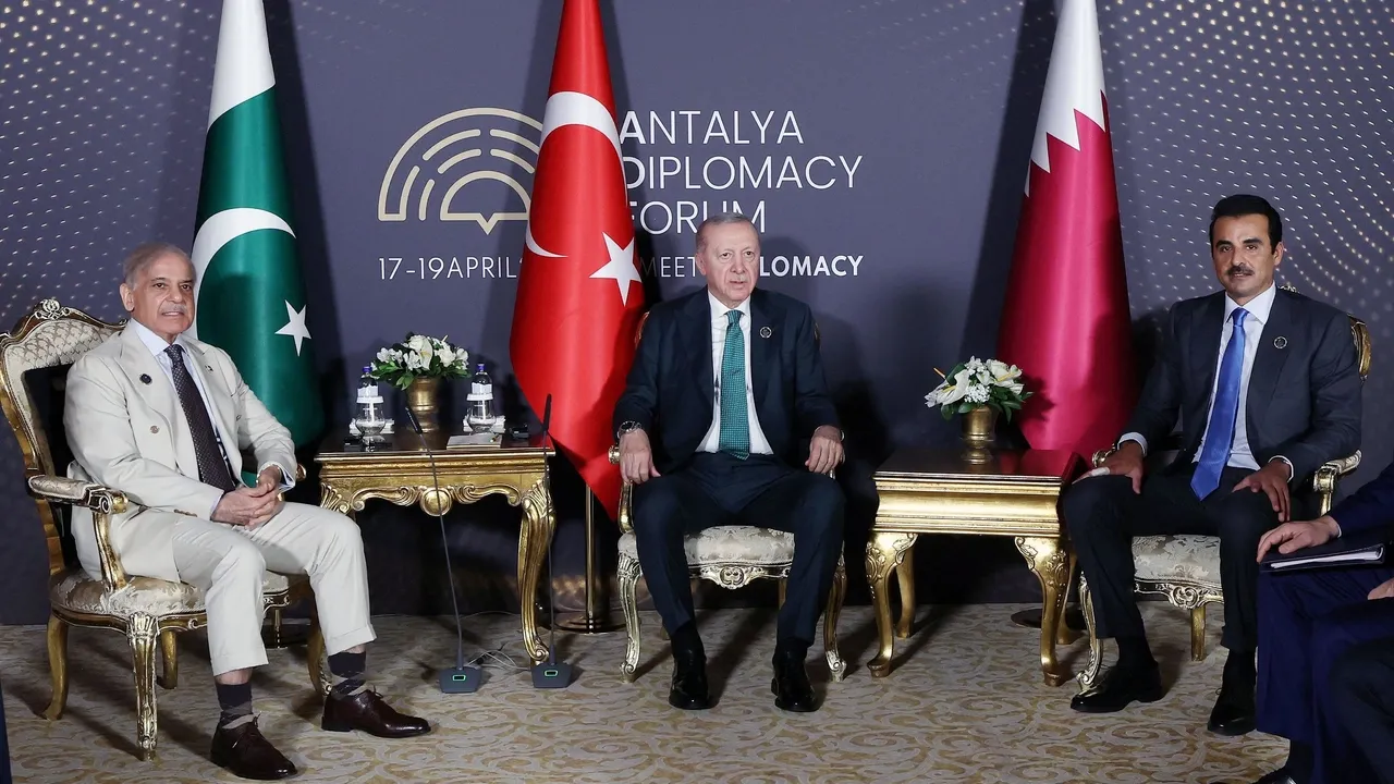 أردوغان يلتقي عدداً من القادة على هامش منتدى أنطاليا ويبحث تطورات المنطقة