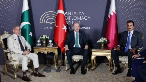 أردوغان يلتقي عدداً من القادة على هامش منتدى أنطاليا ويبحث تطورات المنطقة