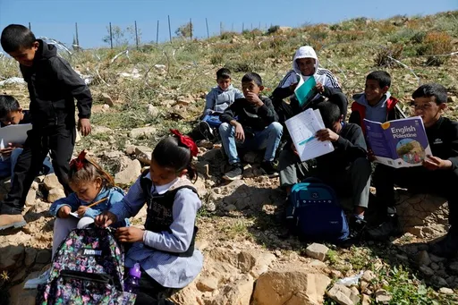 Nxënësit në Bregun Perëndimor zhvillojnë mësimin në rrugë shkaku mbylljes së rrugës nga izraelitët