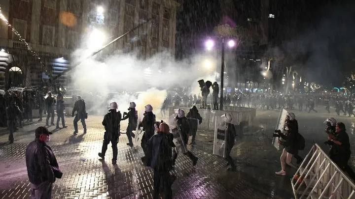Sukobi u Tirani: Povrede i privođenja demonstranata na protestu protiv Rame