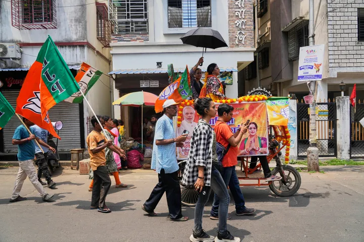 पश्चिम बंगाल में मतदाता सूची से लाखों नाम हटाने पर विवाद
