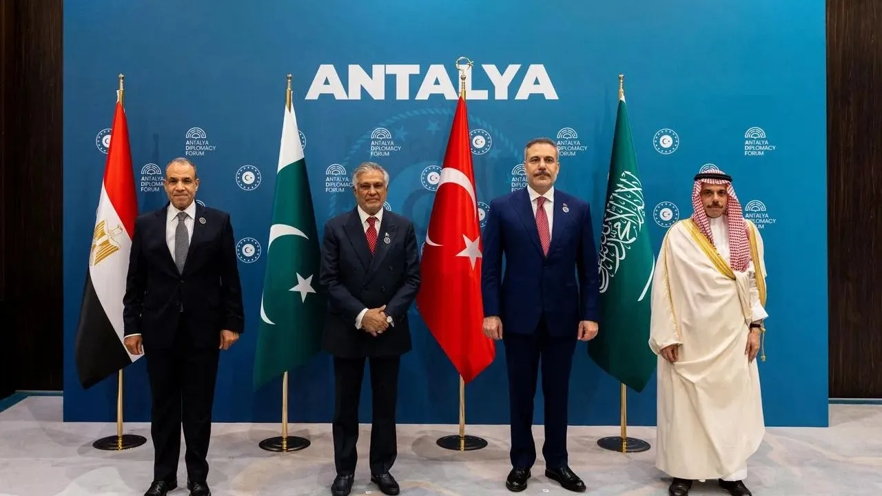 دیدار فیدان با وزیران امور خارجه مصر، پاکستان و عربستان سعودی در حاشیه مجمع دیپلماسی آنتالیا