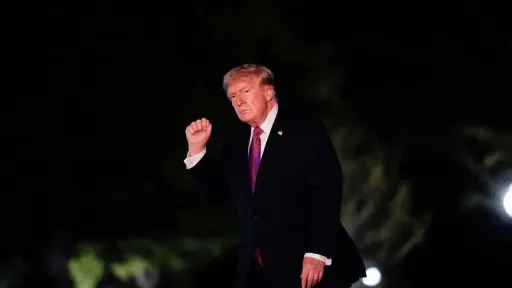 ترامپ: محاصره تنگه هرمز تا دستیابی به توافق با ایران ادامه خواهد داشت