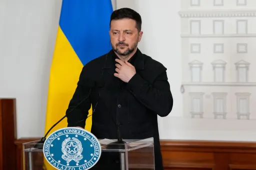 Zelensky dénonce l’assouplissement des sanctions sur le pétrole russe