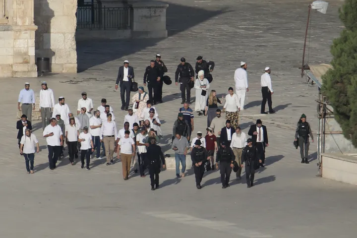 Scores of Israeli occupiers storm Al-Aqsa Mosque under heavy police protection