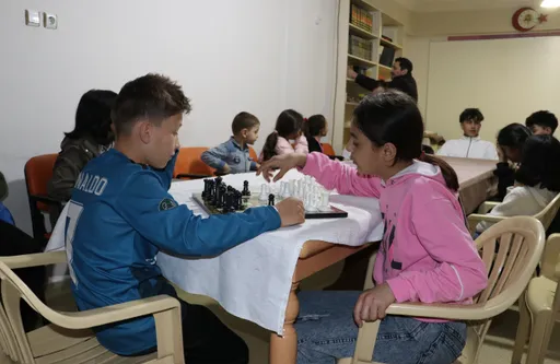 Trabzon, imami e shndërroi katin e poshtëm të xhamisë në një qendër rinore