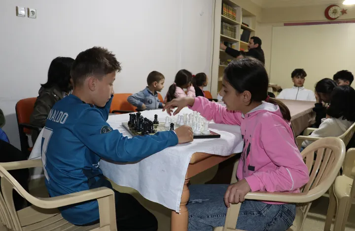 Trabzon, imami e shndërroi katin e poshtëm të xhamisë në një qendër rinore