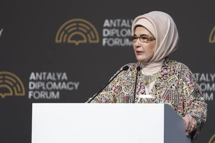 Zonja e Parë e Türkiyes në panelin “Një zemër për Palestinën” në Antalya