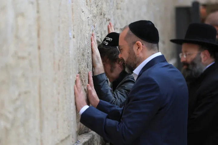 رئيس الأرجنتين يصل إلى إسرائيل لافتتاح سفارة بلاده في القدس المحتلة