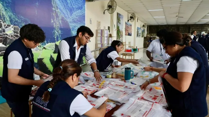 فوضى التصويت تؤخر حسم نتائج الانتخابات الرئاسية في بيرو