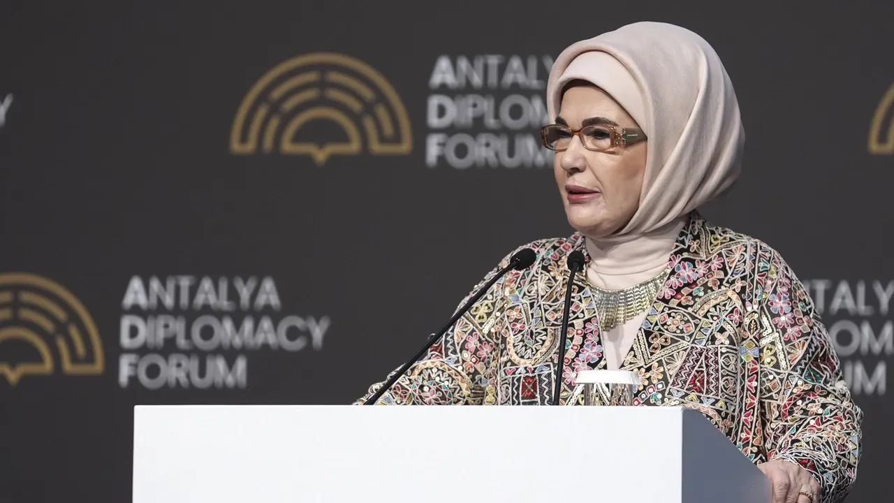 Türkiyənin birinci xanımı Antalya Diplomatiya Forumunda Fələstinə həsr olunmuş paneldə iştirak edib