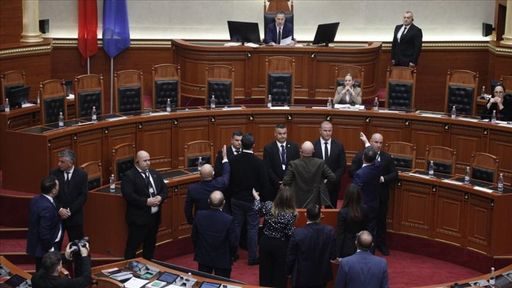 Shqipëri  Kuvendi ndërpret seancën pasi opozita bllokon foltoren