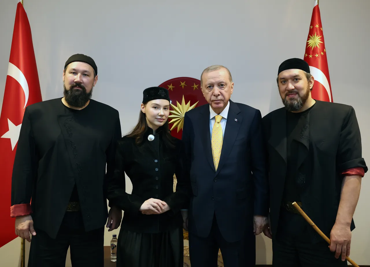 Президент Эрдоган принял этно-группу Ay Yola в президентском комплексе