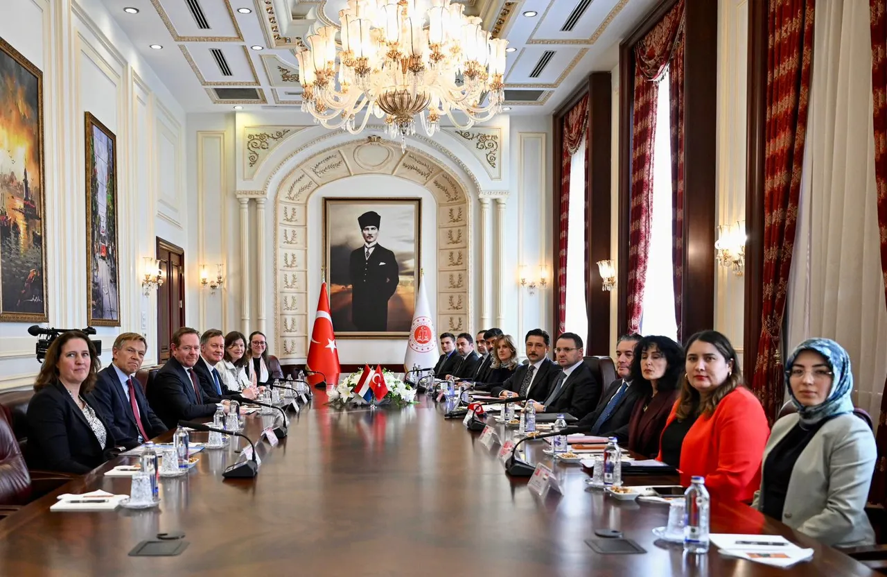 تركيا تطلب من هولندا تسليم 225 مطلوباً من تنظيمَي غولن وPKK الإرهابيين وتدعو إلى وقف منحهم اللجوء