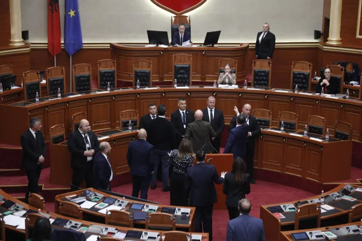 Албанија: Прекината седница на Парламентот откако опозицијата ја блокираше говорницата